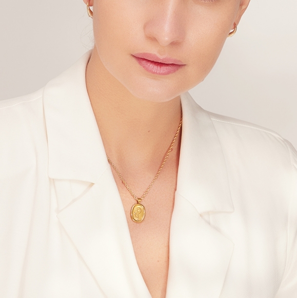 Lovely Flower Pendant Necklace - Picture 5 of 5